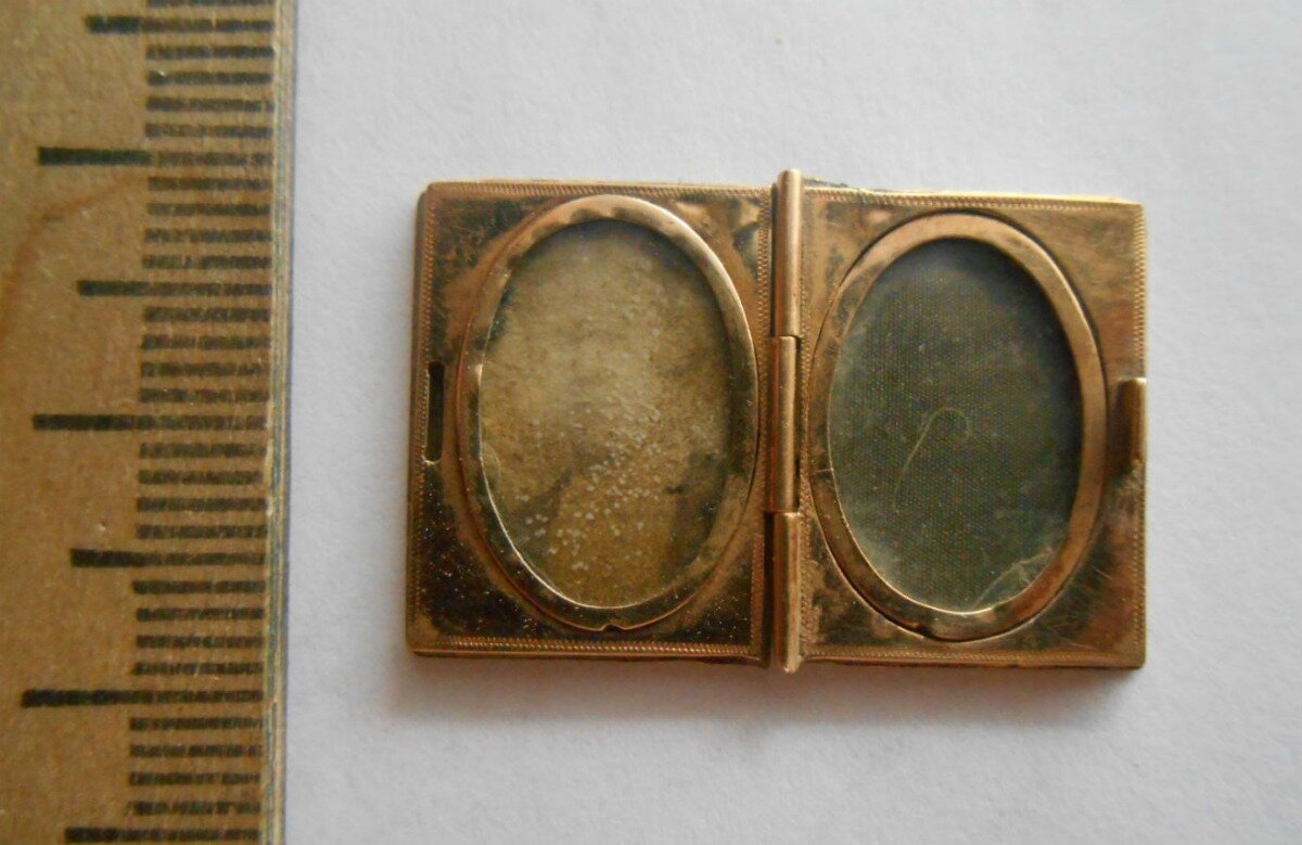 золотой кулон (фото из личного архива)