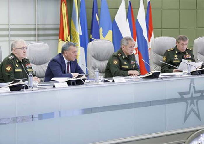Сергей Борисов (в центре слева) и Сергей Шойгу на совещании в минобороны (фото - сайт МО РФ)