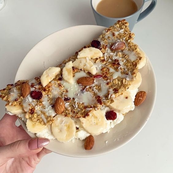 Овсяноблин с творогом, бананом, миндалем, ягодами и с кокосовой стружкой.