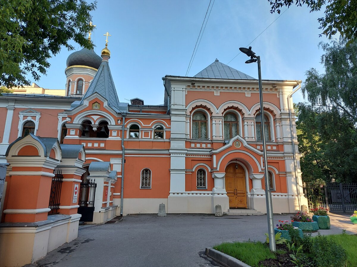 Троице сергиева лавра москва подворье. Подворье Троице-Сергиевой Лавры в Москве. Московское подворье Свято-Троицкой Сергиевой Лавры в Москве. Троицкий храм подворье Троице-Сергиевой Лавры. Подворие Троице-Гергиевой ЛАВРЫТРОИЦКОЕ подворье в Москве.