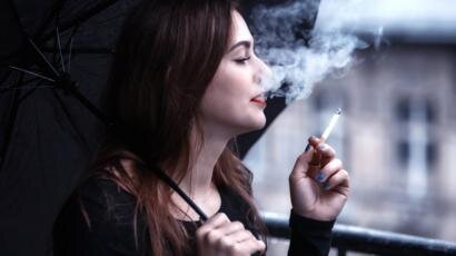 Курящая девушка ищет парня 18 - 25 лет для секса и отношений