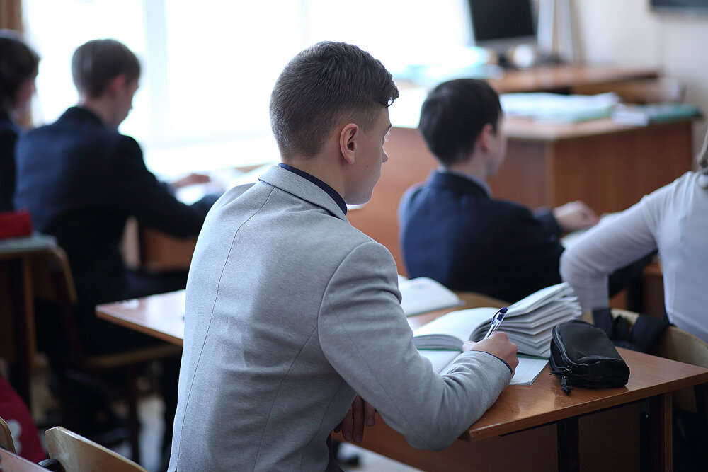 Что? Как она это сделала? Я же еще переписываю с доски. Подождите не объясняйте.