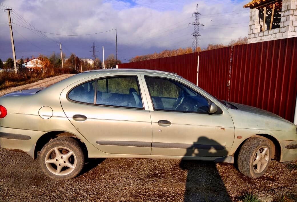  Рено Меган сбоку