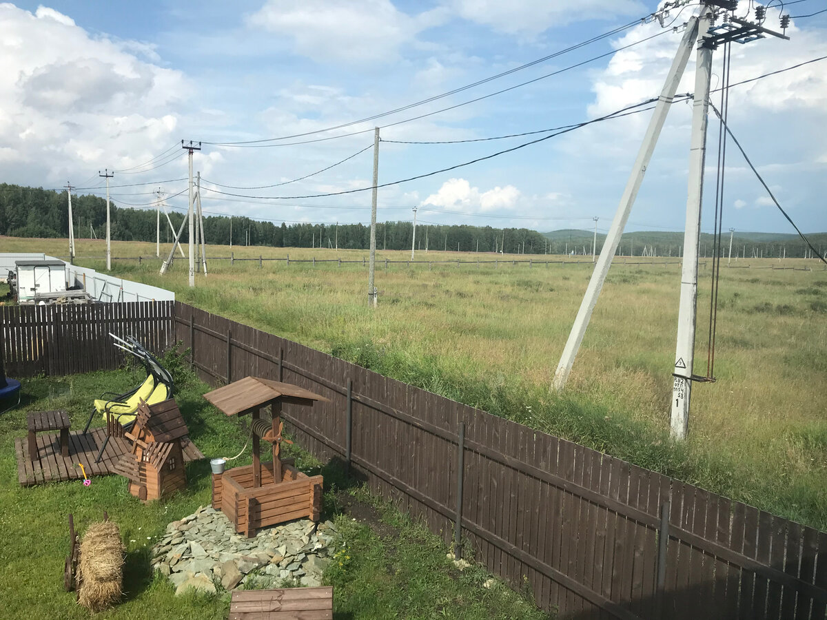 Даже если работаете в городе, то все равно сначала насладитесь этой атмосферой и только потом погрузитесь в общий хаус. Ну а вечером, вновь благодать