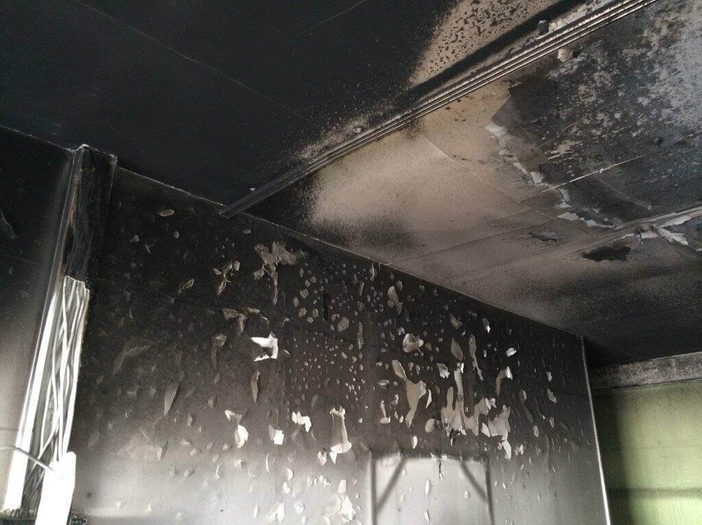 Очистка после пожара. Натяжной потолок после пожара. Копоть. Очистка потолка после пожара. Сгоревший подвесной потолок.