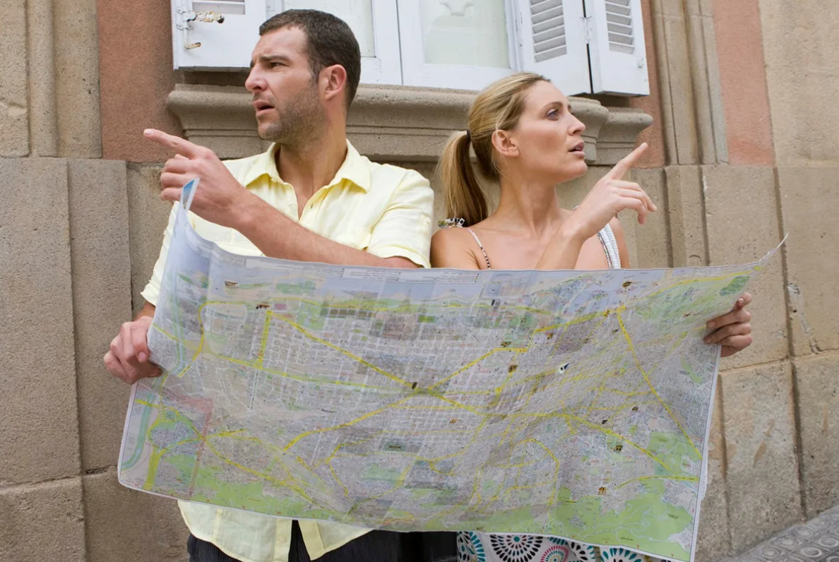 Туристы с картой