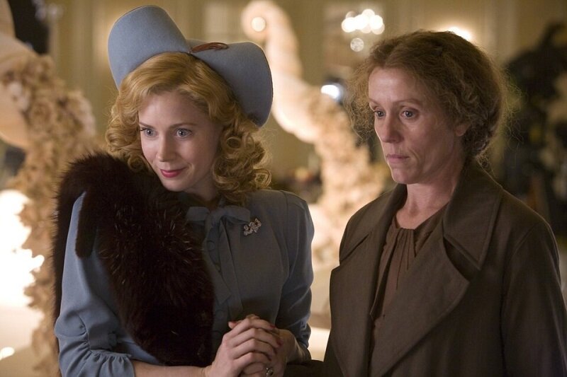 Делисия (Э. Адамс) и Гвиневра (Ф. Макдорманд).