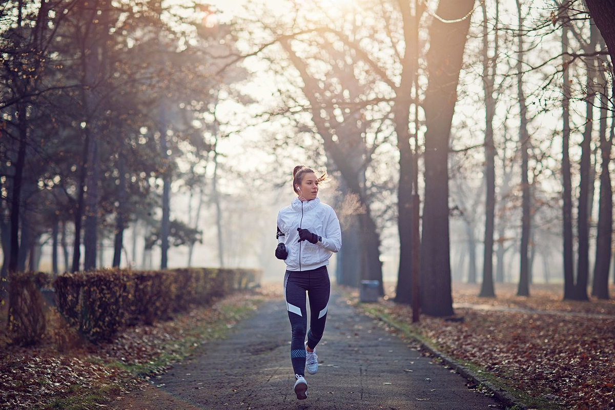 Morning sport. Девушка на пробежке. Девушка бежит. Пробежка в парке. Весенняя пробежка.