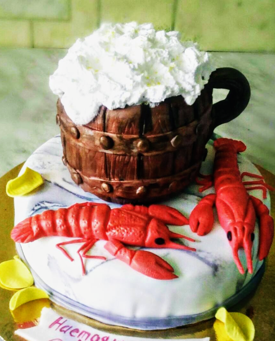 Этот торт я делала очень давно, но помню что вес всего декора был около 2-2,5кг, а торта 1,8-2кг