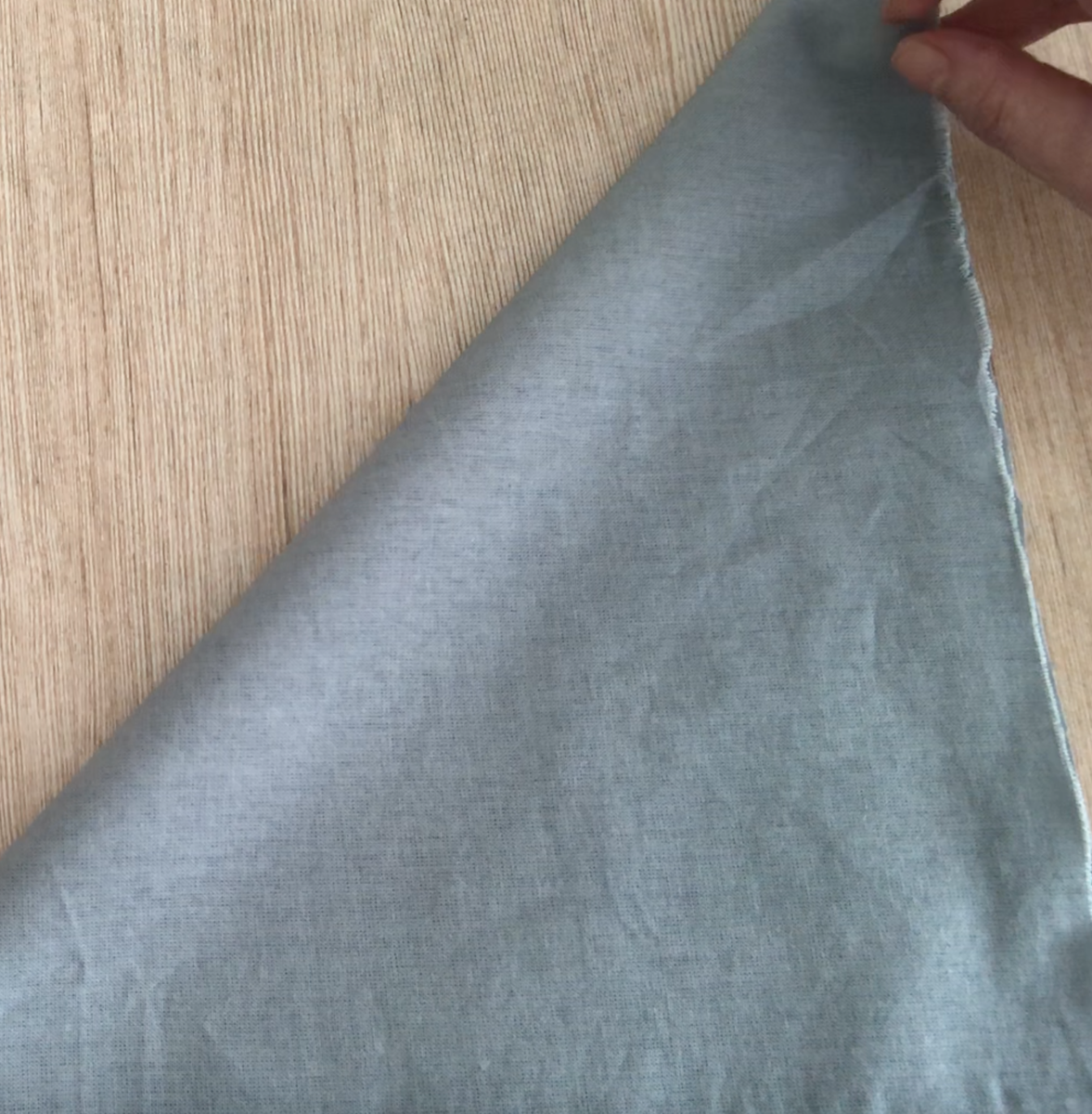 отрез ткани складываем треугольником