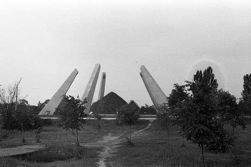 Курган Славы в честь освобождения города. В его создание пионером посильное участие принимал и я. Землю подсыпал и ровнял. Сажал деревья. Архивное фото из Интернет.