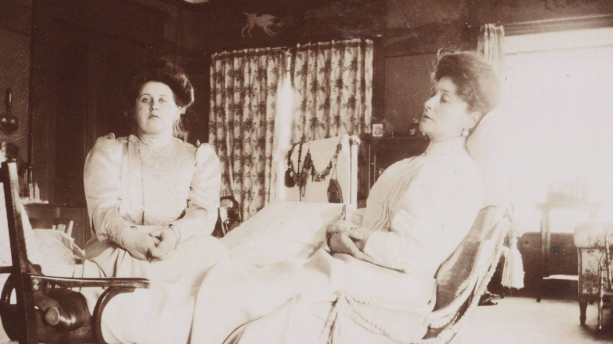 Анна Вырубова и Императрица Александра Федоровна и Игральной комнате Александровского дворца