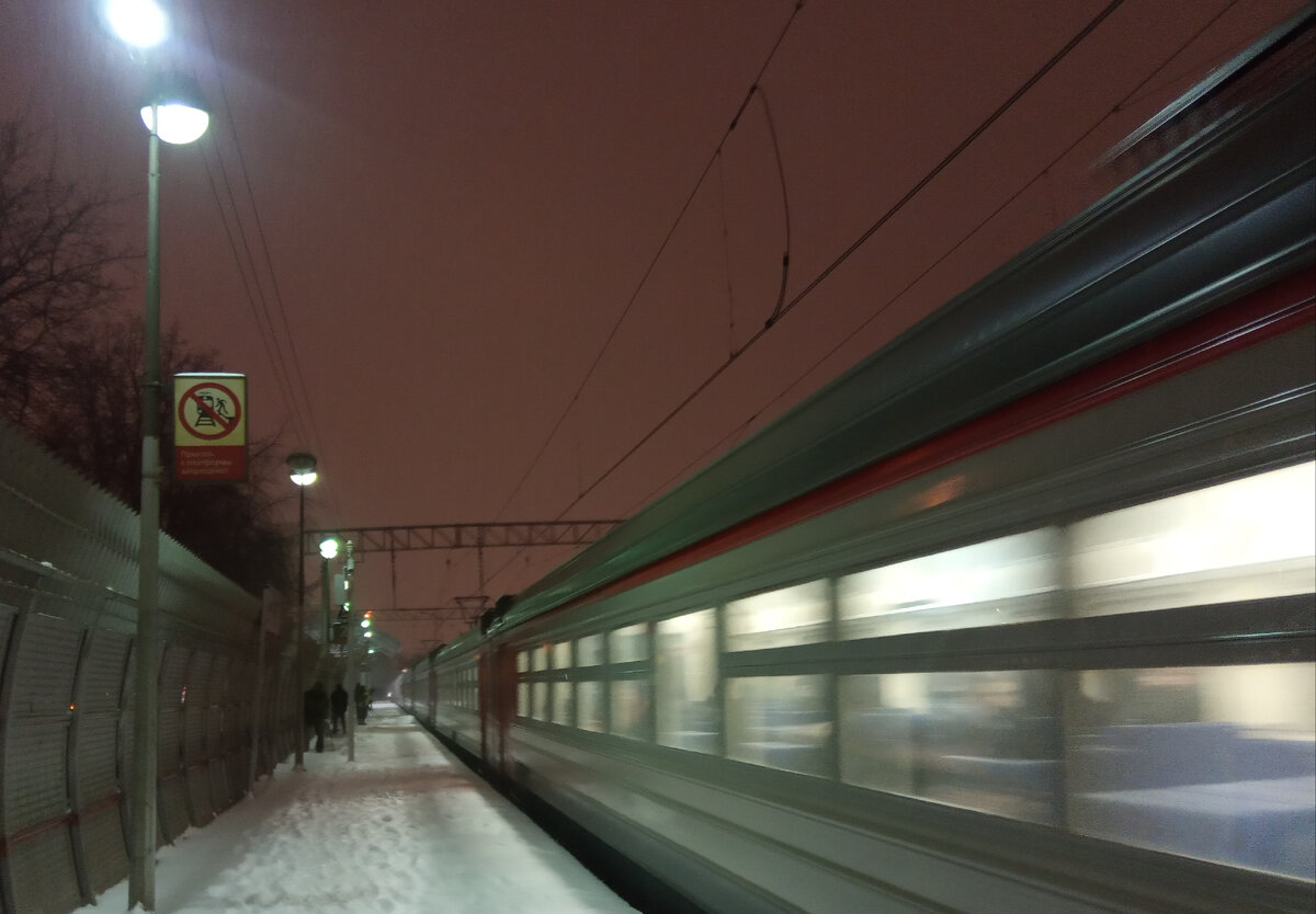 Утренний Демих (кажись, это таки был 0054) высадил нескольких уважаемых пассажиров на припорошенную снегом платформу Вешняки.