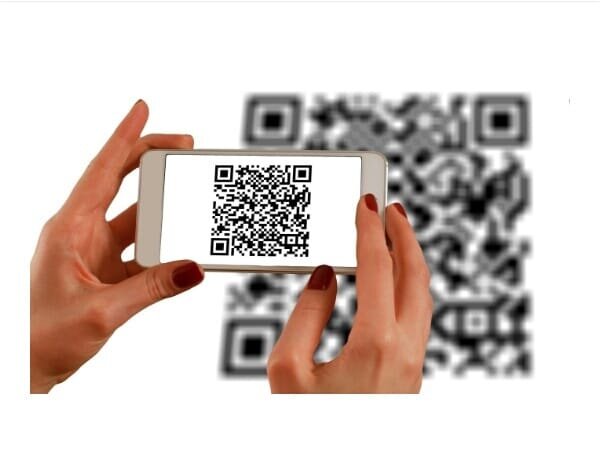 Сегодня речь пойдёт о так называемых QR кодах, обязательное применение которых нарушает права и свободы человека. Людей поделили на "привитых" и "непривитых", привилегированных и изгоев, прокаженных, которых с позором выгоняют из кафе, потому что у них нет QR кода, которые даже книги в библиотеку сдать не смогут, вынужденные стоять на улице и звать библиотекаря или охранника. Не кажется ли вам, что это уже слишком? Мало того, что перед прививкой людей никто не обследует, не выявляет заболевания и противопоказания к применению вакцины, ответственность за последствия после прививок никто не несёт и людей заставляют расписываться, что "в случае чего никто не виноват". О последствиях, которые были у некоторых людей (с очевидными противопоказаниями) после прививок и летальные исходы, молчат и статистику никто не ведёт, ведь говорить о таком нельзя, что очень напоминает естественный отбор. Пенсионерам отменили льготный проезд — это называется "борьба с пандемией". Многие выживают на 10 тысяч пенсии, не могут свести концы с концами — квартплата, лекарства, не всегда и на еду хватает, потому что цены постоянно поднимаются, а копеечные пенсии остаются неизменными, ещё и проезд бесплатный отменить! А ведь многим нужно выйти за продуктами или к врачу.
Как выжить в мире маразма, в котором без неких QR кодов ты превращаешься просто в изгоя и двери для тебя теперь становятся закрыты везде? И для чего вводят систему QR кодов, когда прививка не даёт гарантии, что человек не заболеет или уже не заболел? А обедать в кафе, постоянно предъявляя коды и паспорта — дискомфортно и унизительно. Вся эта система бесконечно давит на психику людей, усложняя и без того нелёгкую жизнь, вызывая депрессии, нервные срывы и озлобленность.