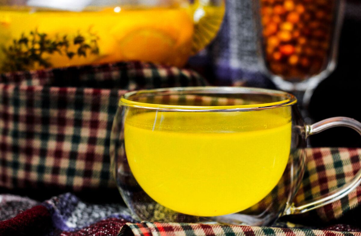 Облепихово-апельсиновый чай будто светится теплом и уютом