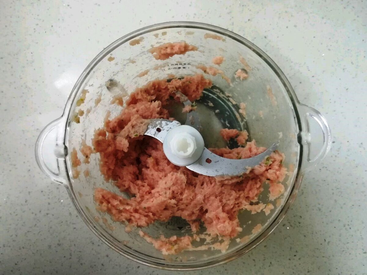 Измельчите мясо