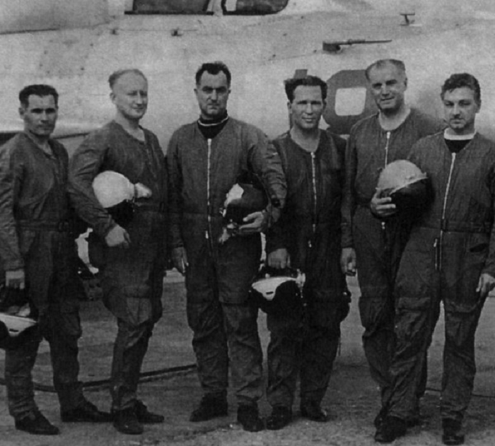 Летчики-испытатели: А. Девочкин, В. Котлов, С. Медведев, П. Кабрелев, Э. Князев, А. Манучаров, С. Микоян, М. Бобровицкий.