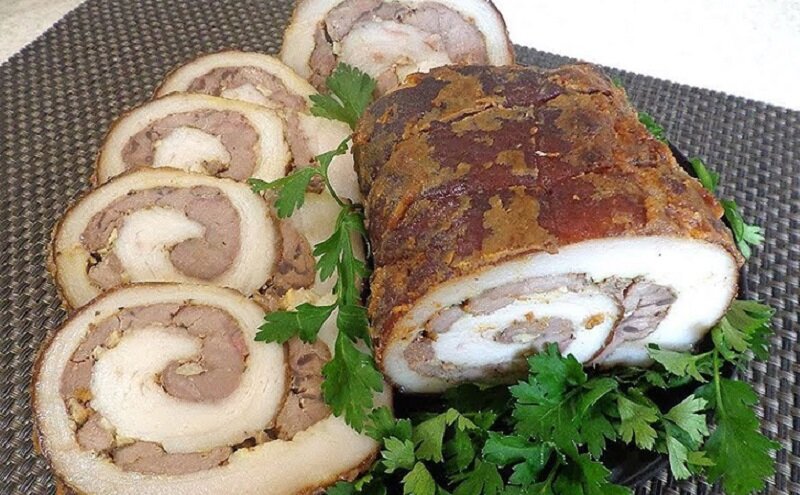 Домашний рулет из тонкого сала в нарезку