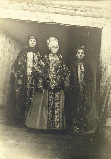 Фотоотпечаток: крестьянские девушки, одетые к хороводу. Архангельская область (губерния), 1903-1904 гг. Фото: Шабунин Н. А. / МАЭ РАН 2021