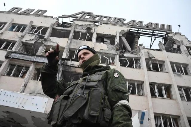 Военнослужащий Народной милиции ДНР на территории завода "Азовмаш" в Мариуполе. © РИА Новости / Илья Питалев