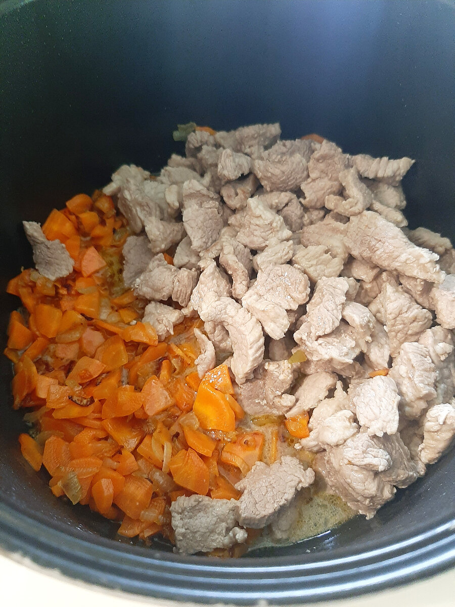 Можно обжарить все ингредиенты и в самой мультиварке, если вам так удобнее.