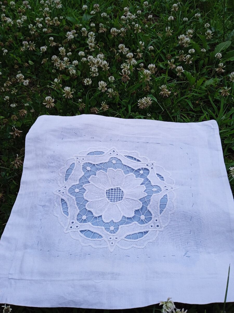 Это одно из моих приобретений! Купила на Авито. Уникальные вышивки 20-30 годов. 