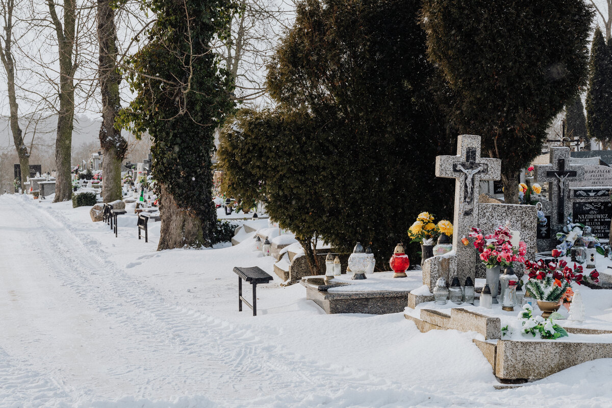 Можно ли на кладбище после обеда. Кладбище зимой. Могила зимой. Кладбище зимой Эстетика. Кладбище зимой могилка.