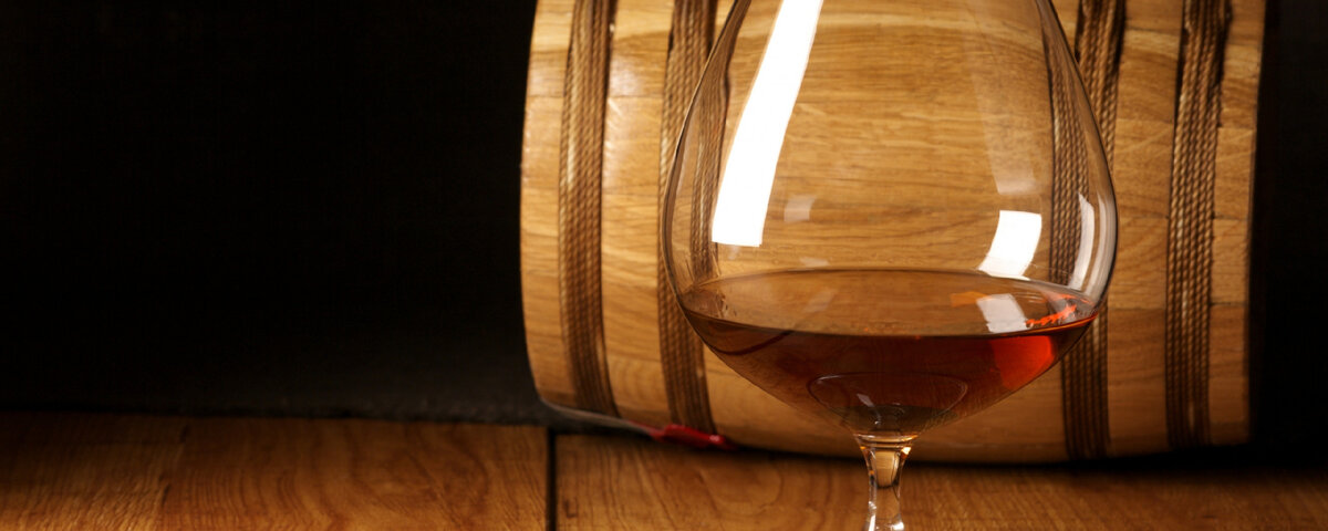 Коньяк (с) avto.goodfon.ru/download/cognac-konyak-bokal-bochka/2560x1024/