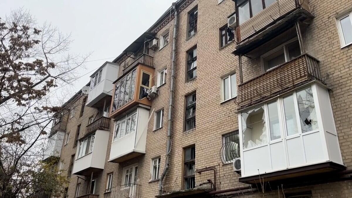    Последствия обстрела гражданских объектов в центре Донецка© РИА Новости