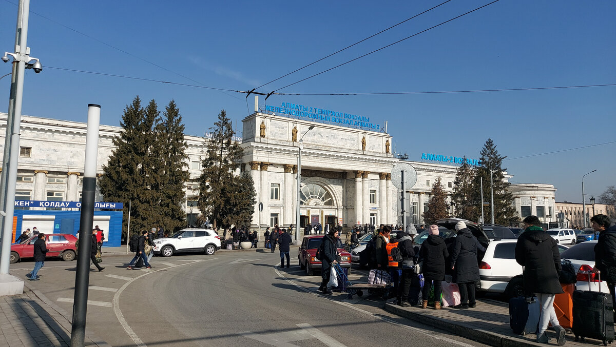 ЖД вокзал Алматы. Фото моё