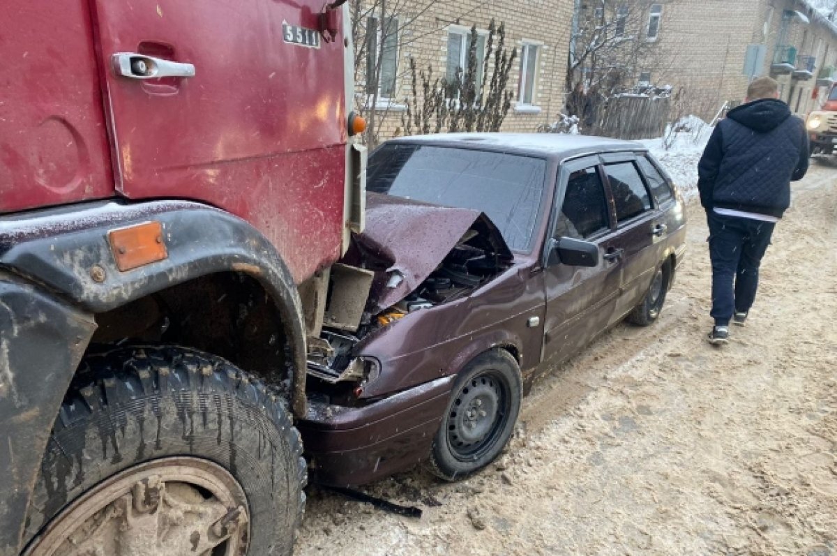    В Торжке «КАМАЗ» врезался в «ВАЗ-2114», два человека пострадали