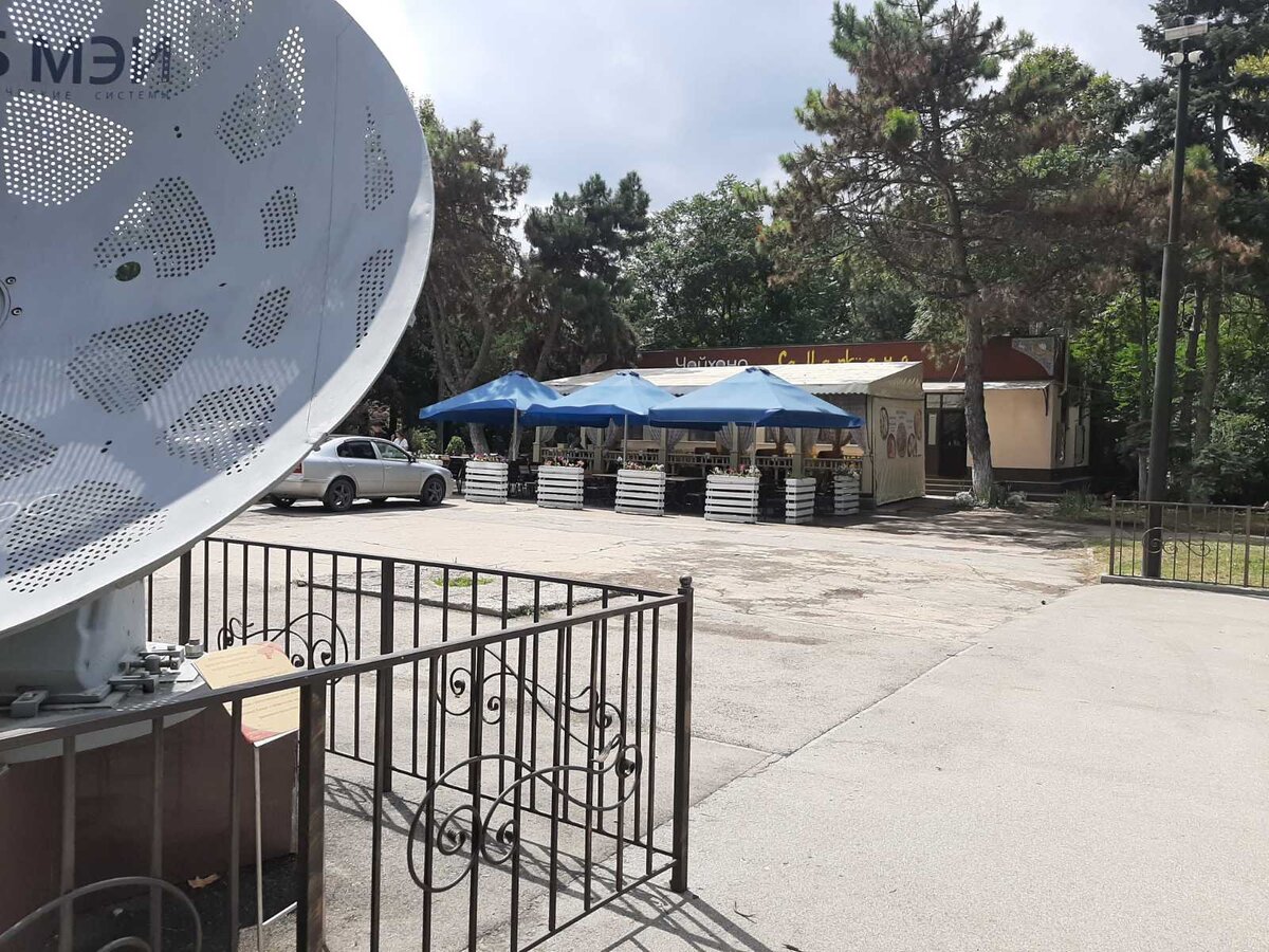 Чайхона на входе в парк.