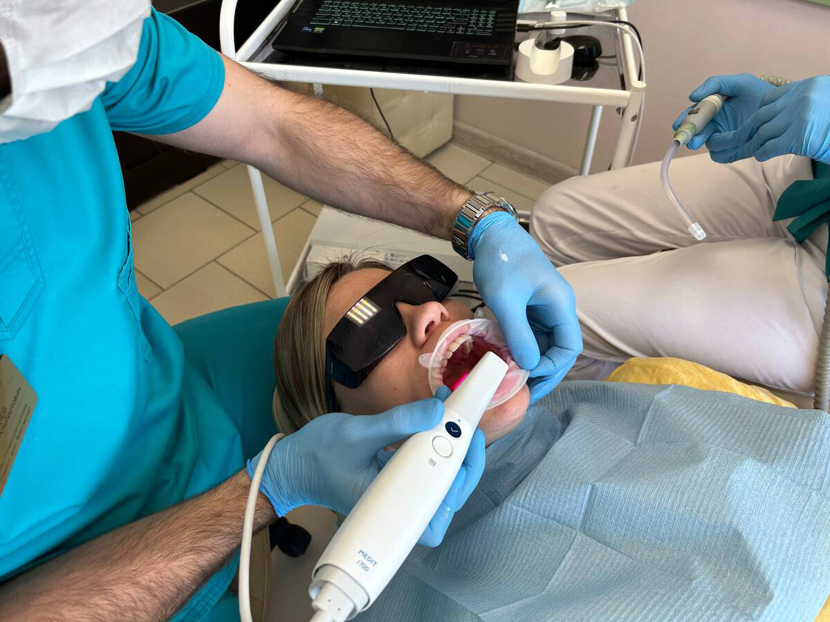 Фото сети клиник "Фактор Улыбки", процесс сканирования зубов