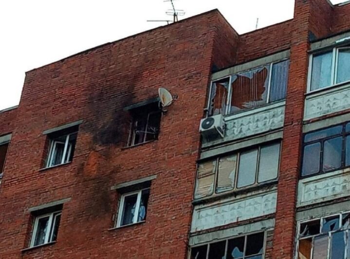    Беспилотник врезался в жилой дом Курска (фото Telegram-канал Романа Старовойта)
