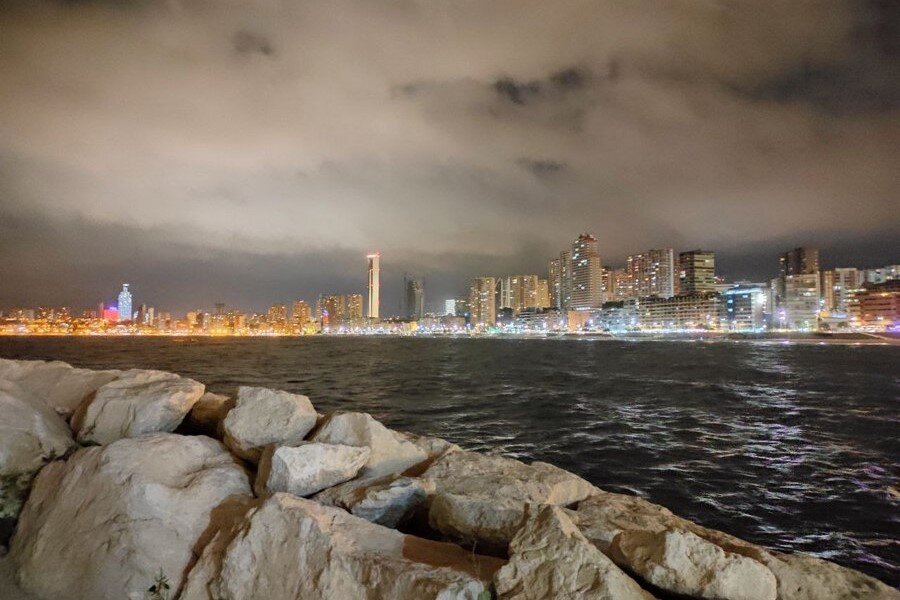 Бенидорм — туристический город с кучей небоскребов. Очень шумный и живой. С одной стороны — километровые пляжи, с другой — горный хребет. Я живу в 10 минутах от города