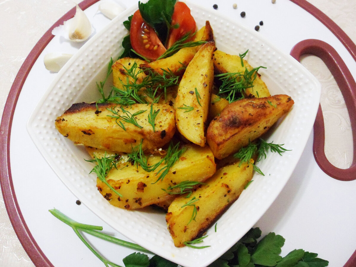Хочу поделиться с вами очень простым рецептом запеченной в духовке картошки со специями. Такой картофель послужит отличным гарниром к мясу, рыбе и дополнит любой овощной салат.-8