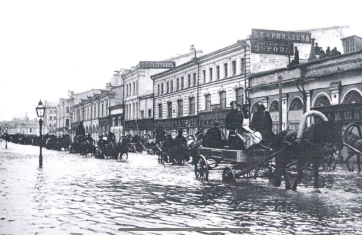 Улица Балчуг во время наводнения. Фотография 1908 г. Из книги: The Moscow of Bygone Days. М., 1997. S. 192