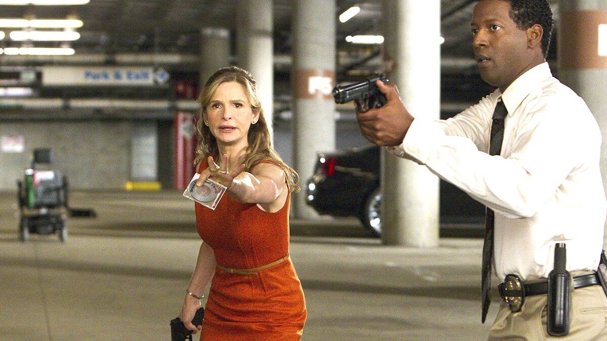    Кадр из сериала про женщину детектива: Ищейкаскриншот