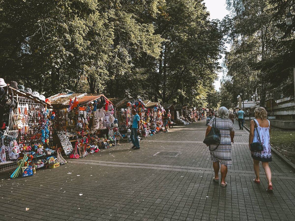 Сувенирные палатки всегда напоминают о том, что город курортный