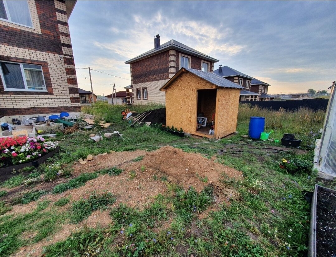 На участке в 6 соток особо не разойдёшься, поэтому хозблок небольшой