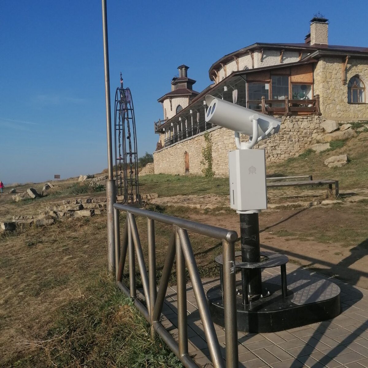 Для тех, кто хочет получше рассмотреть дальние дали, есть бинокль