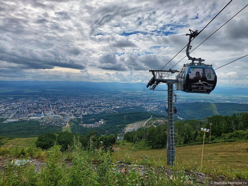Вид на г. Южно-Сахалинск со склона г. Большевик. На канатке можно подняться на горнолыжный курорт «Горный воздух» © Ольга Mabuta