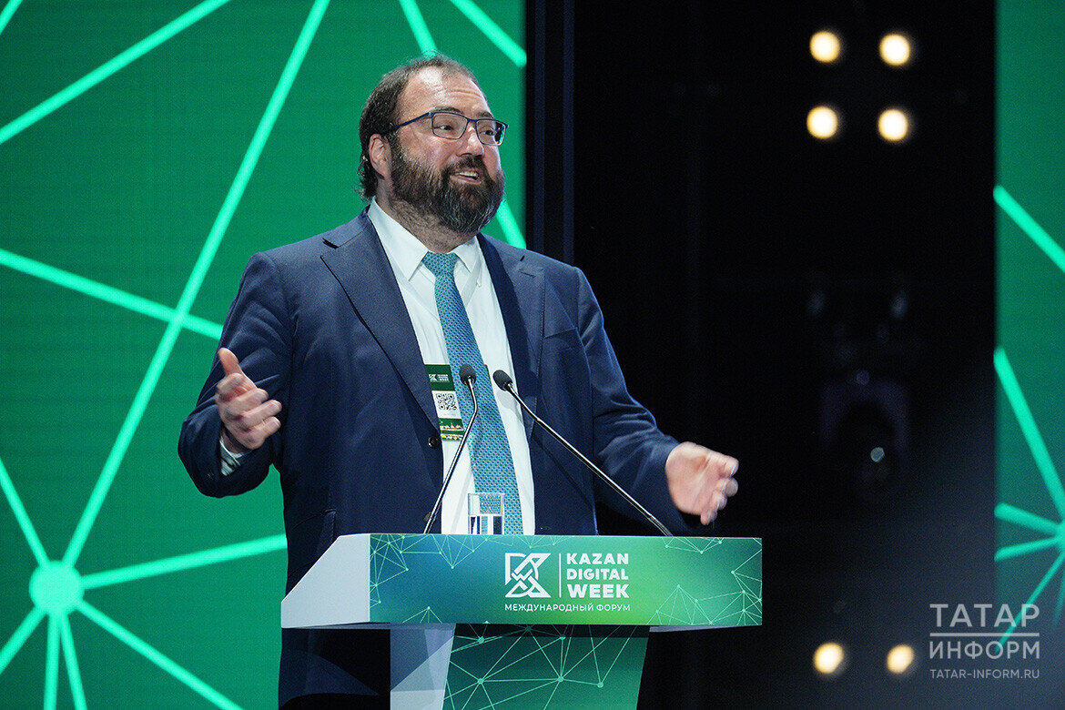 ​Максут Шадаев в кулуарах Kazan Digital Week опроверг информацию о возможной блокировке этого мессенджера в России. Фото: © Владимир Васильев / «Татар-информ»