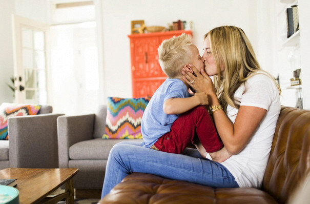 Можно ли целовать детей в губы? Отвечает сексолог