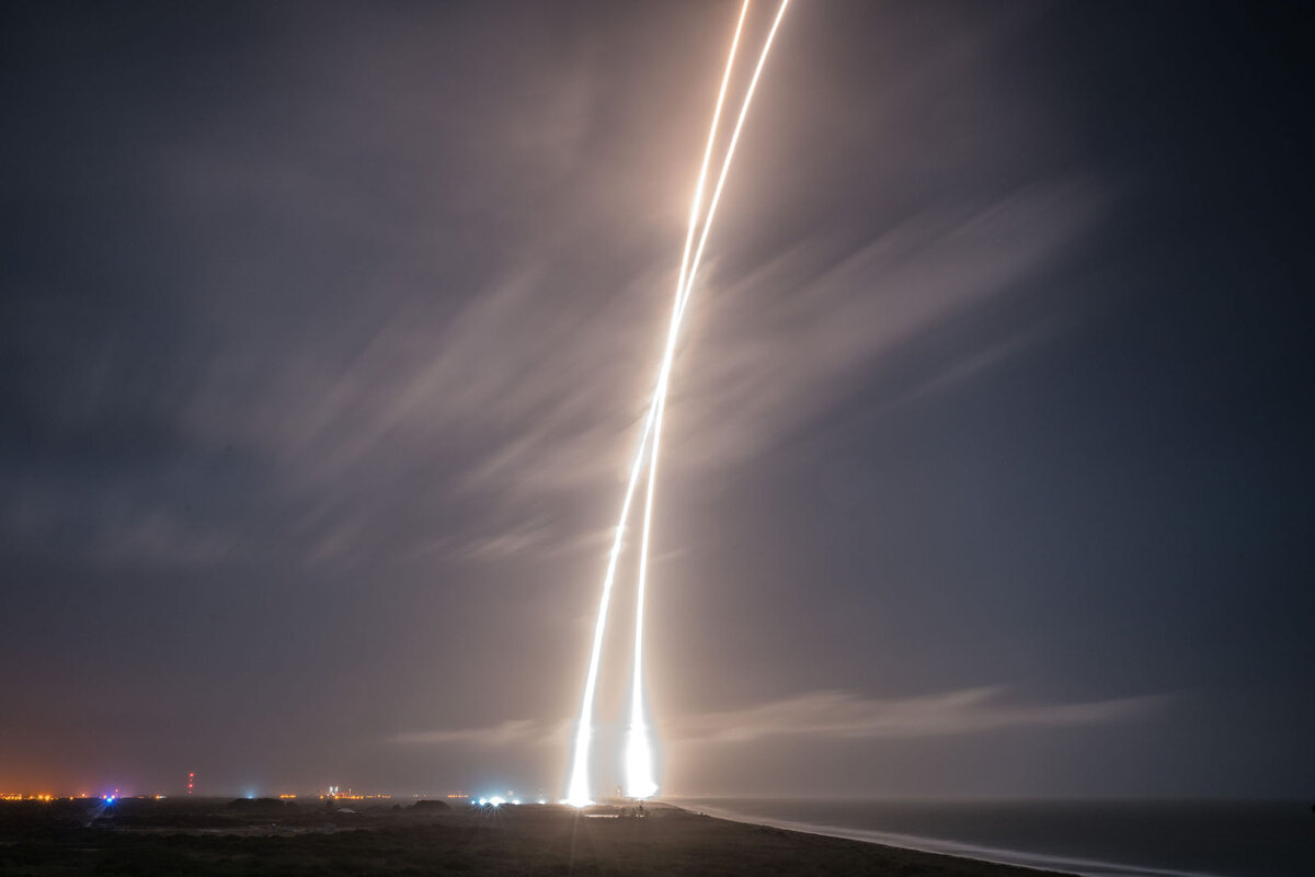 Длительная экспозиция запуска и посадки Falcon 9. Credit: SpaceX