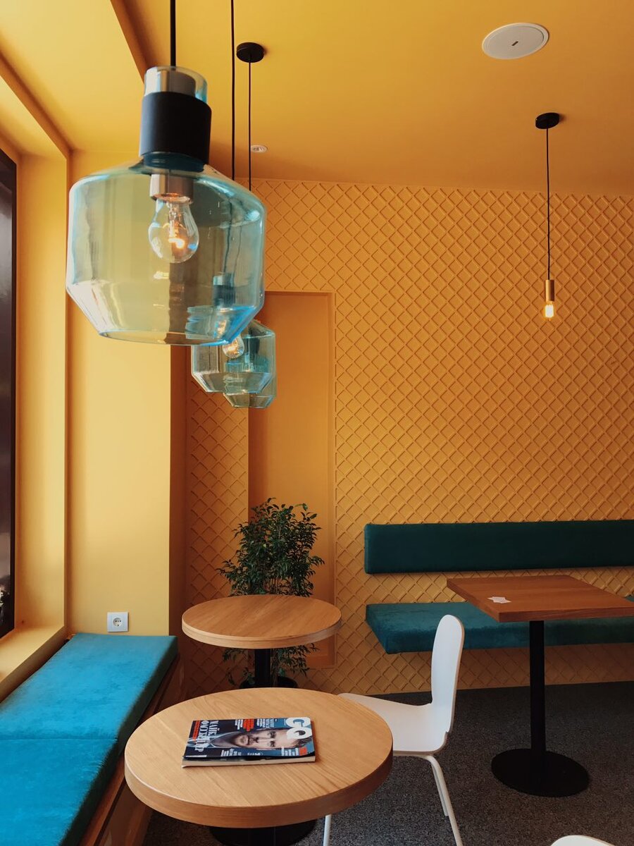 Интерьер с вафельной стеной