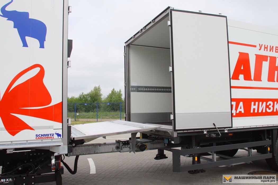 Разгрузка фуры. Грузовой автомобиль - рефрижератор 3009а1. Двигатель скания g400. Как открыть грузовую. Скания п 440.