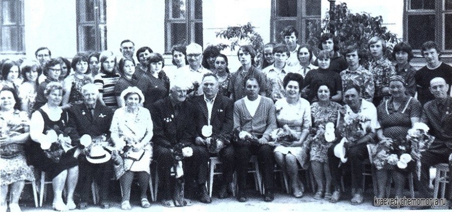 
На снимке вверху учащиеся гидрометеотехникума сфотографировались с преподавателями и бывшими школьниками образцовой школы № 1 для детей водников (школа просуществовала с 1931 по 1942 год и была разрушена близким взрывом бомбы). В первом ряду пятый слева – П.А. Барвинченко, один из директоров школы. Встреча учащихся групп 68 и 72 с ветеранами была посвящена 30-й годовщине со дня Победы. Год 1975-й.
