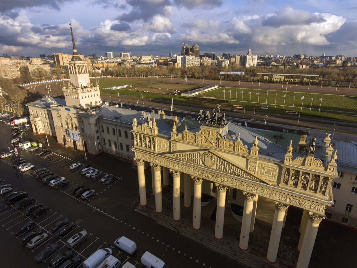 Фото центрального. Центральный Московский ипподром. Московский ипподром на беговой. Центральный Московский ипподром здание. Здание ипподрома на беговой.