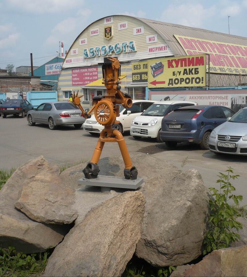Необычная композиция у магазина «Авторота» г. Челябинск
